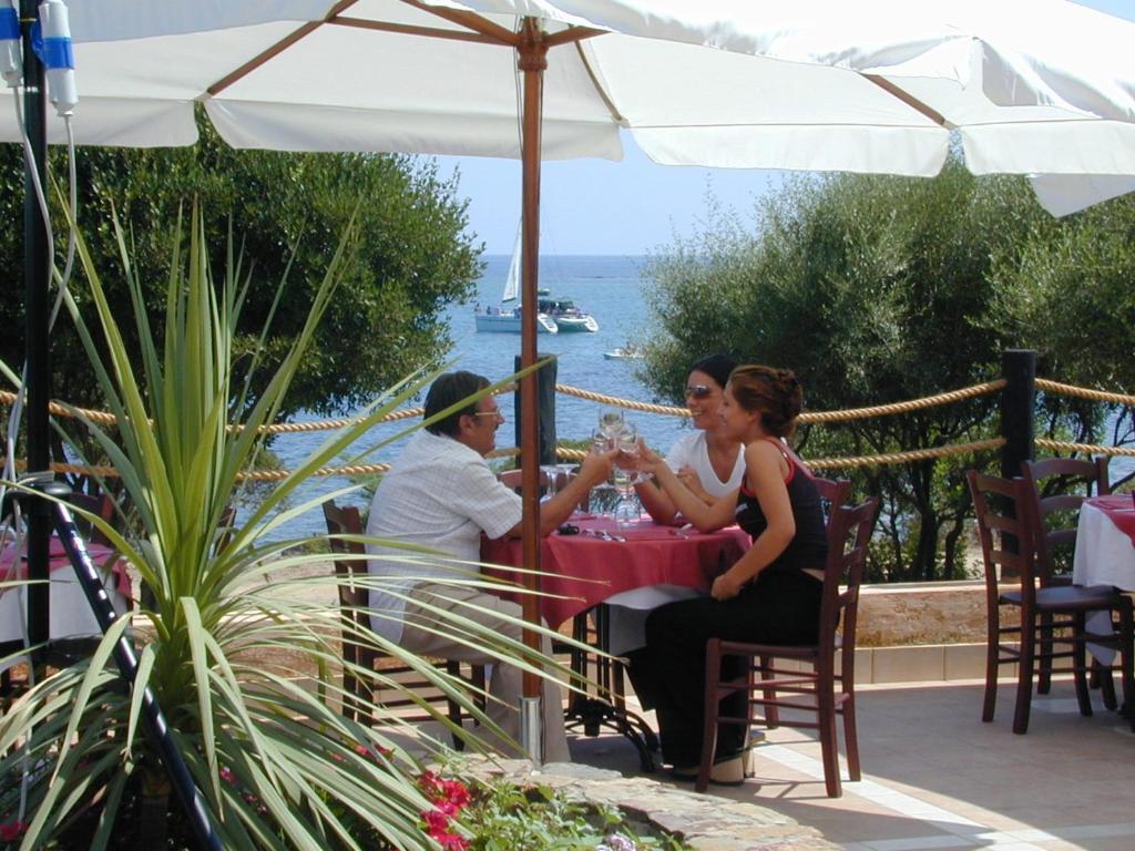 فيلابوتزو Residence Il Borgo Di Porto Corallo المظهر الخارجي الصورة